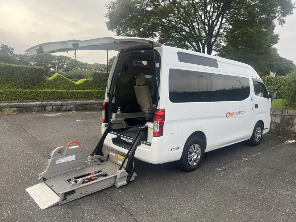 後部の電動リフトを下ろした車両